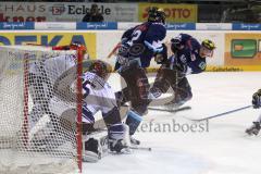 DEL - ERC Ingolstadt - Iserlohn Roosters - rechts Christoph Gawlik zielt aufs Tor, Jared Ross will den Puck durchlassen