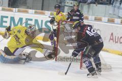 DEL - ERC Ingolstadt - Krefeld Pinguine - Jared Ross gefährlich vor dem Tor, knapp vorbei - Goalie Scott Langkov pariert