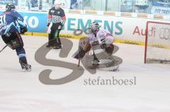 DEL - ERC Ingolstadt - DEG Düsseldorf - Luciano Aquino stürmt zum Tor und wird gefoult, dafür gab es Penalty 2:0 durch Luciano Aquino