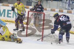 DEL - ERC Ingolstadt - Krefeld Pinguine - Jared Ross gefährlich vor dem Tor, knapp vorbei - Goalie Scott Langkov pariert