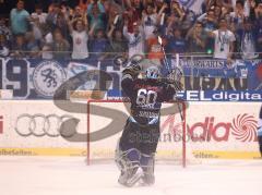 DEL - ERC Ingolstadt - Hannover Scorpions - 3:0 - Fans Fahnen Sieg Team Markus Janka jubelt