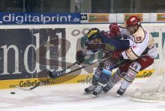 DEL - ERC Ingolstadt - Hannover Scorpions - 3:0 - Michael Waginger im Zweikampf