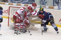 DEL - ERC Ingolstadt - Kölner Haie - Jared Ross im Kampf um den Puck am Tor