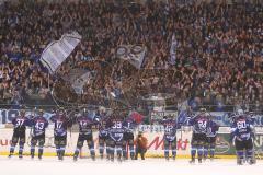 DEL - ERC Ingolstadt - Iserlohn Roosters - Das Team vor den Fans Jubel Fahnen