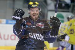 DEL - ERC Ingolstadt - Krefeld Pinguine - Tor durch Tim Hambly, Ausgeleich 2:2, Derek Hahn als Assist jubelt