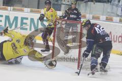 DEL - ERC Ingolstadt - Krefeld Pinguine - Jared Ross gefährlich vor dem Tor, knapp vorbei - Goalie Scott Langkov pariert