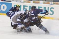 DEL - ERC Ingolstadt - Hamburg Freezers - Tyler Bouck und Kris Sparre am Tor Kampf