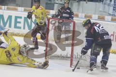 DEL - ERC Ingolstadt - Krefeld Pinguine - Jared Ross gefährlich vor dem Tor, knapp vorbei - Goalie Scott Langkov pariert