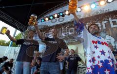 ERC Ingolstadt - Saisoneröffnungsfeier - Jahnstrasse - traditionelles Bierkrugstemmen mit rechts Rudi der gewann, mitte  Jeremy Reich und links Tim Pettersson