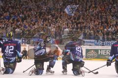 DEL - ERC Ingolstadt - Iserlohn Roosters - Das Team vor den Fans Jubel Fahnen