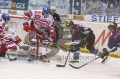 DEL - ERC Ingolstadt - Augsburg Panther - Rick Girard knapp am Tor Nr. 14 kickt den Puck weg