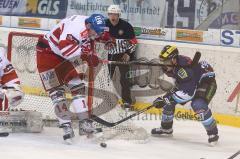 DEL - ERC Ingolstadt - Augsburg Panther - Rick Girard knapp am Tor Nr. 14 kickt den Puck weg