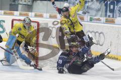 DEL - ERC Ingolstadt - Krefeld Pinguine - Joe Motzko wird von den Beinen geholt
