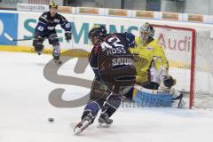 DEL - ERC Ingolstadt - Krefeld Pinguine - Jared Ross gefährlich vor dem Tor, knapp vorbei - Goalie Scott Langkov pariert