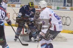 DEL - ERC Ingolstadt - Adler Mannheim - Tyler Bouck hat den Puck zwischen den Beinen am Tor