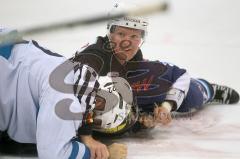 ERC Ingolstadt - EHC München - Jeremy Reich Schlägerei mit Stephane Julien. Der Schiedsrichter hält beide im Schwitzkasten