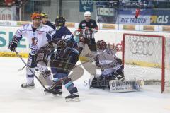 DEL - ERC Ingolstadt - Iserlohn Roosters - Der Puck ist drin zum 2:2 - Tor und mitte Rick Girard dreht sich nach ihm um