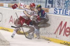 DEL - ERC Ingolstadt - Hannover Scorpions - Rick Girard im Zweikampf mit Nicky Mondt