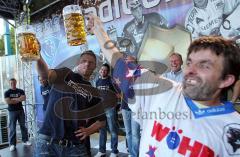 ERC Ingolstadt - Saisoneröffnungsfeier - Jahnstrasse - traditionelles Bierkrugstemmen mit rechts Rudi der gewann, mitte  Jeremy Reich der schon kämpft. Hinten lacht Jimi Boni