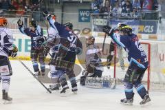 DEL - ERC Ingolstadt - Iserlohn Roosters - Der Puck ist drin zum 2:2 - Tor und mitte Rick Girard dreht sich nach ihm um