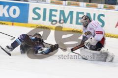 DEL - ERC Ingolstadt - DEG Düsseldorf - Luciano Aquino stürmt zum Tor und wird gefoult, dafür gab es Penalty 2:0 durch Luciano Aquino