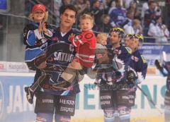 DEL - ERC Ingolstadt - Hannover Scorpions - 3:0 - Tyler Bouck mit Kinder, Ehrenrunde