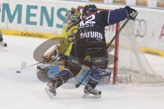 DEL - ERC Ingolstadt - Krefeld Pinguine - Jared Ross gefährlich vor dem Tor, knapp vorbei - Goalie Scott Langkov pariert