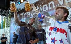 ERC Ingolstadt - Saisoneröffnungsfeier - Jahnstrasse - traditionelles Bierkrugstemmen mit rechts Rudi der gewann, mitte  Jeremy Reich der schon kämpft