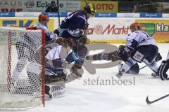 DEL - ERC Ingolstadt - Iserlohn Roosters - rechts Christoph Gawlik zielt aufs Tor, Jared Ross will den Puck durchlassen