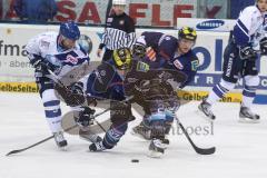 DEL - ERC Ingolstadt - Hamburg Freezers - Petr Fical vorne hinten rechts Christoph Gawlik