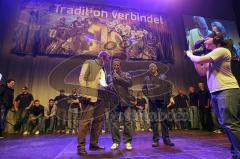 ERC Ingolstadt - Saisonabschlußfeier nach dem Ausscheiden im Halbfinale 2012 - Sprecher Langer mit Trainer Rich Chernomaz und Rick Nasheim auf der Bühne