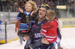 DEL - ERC Ingolstadt - Hamburg Freezers - Tyler Bouck mit seinen Kindern