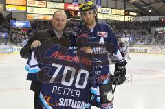 DEL - ERC Ingolstadt - Hamburg Freezers - Ehrung durch Jim Boni für 700. DEL Spiel Stephan Retzer