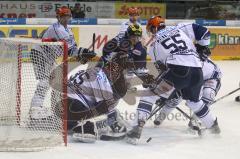 DEL - ERC Ingolstadt - Iserlohn Roosters - rechts Christoph Gawlik zielt aufs Tor, Jared Ross will den Puck durchlassen