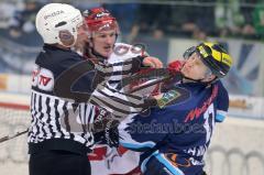 DEL - ERC Ingolstadt - Kölner Haie - Kölns Ankert box Christoph Gawlik vor dem Schiedsrichter