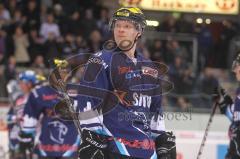 DEL - ERC Ingolstadt - Augsburg Panther - Christoph Gawlik schaut zu den gegnerischen Fans