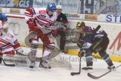 DEL - ERC Ingolstadt - Augsburg Panther - Rick Girard knapp am Tor Nr. 14 kickt den Puck weg