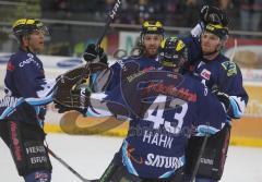 DEL - ERC Ingolstadt - Isrlohn Roosters - Tor Jubel Derek Hahn Joe Motzko Jeremy Reich und Jeff Likens