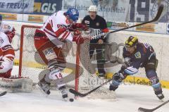 DEL - ERC Ingolstadt - Augsburg Panther - Rick Girard knapp am Tor Nr. 14 kickt den Puck weg