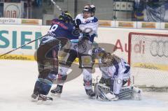 DEL - ERC Ingolstadt - Straubing Tigers - Kris Sparre kämpft am Tor, der Straubings Torwart Jan Guryca hält sicher