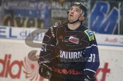 DEL - ERC Ingolstadt - Krefeld Pinguine - Luciano Aquino schaut auf die Uhr