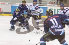 DEL - ERC Ingolstadt - Hamburg Freezers - Luciano Aquino links wartet auf den Puck von rechts Christoph Gawlik