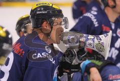 ERC Ingolstadt - Iserlohn Roosters - Jakub Ficenec mit Megaphon vor den Fans Sieg
