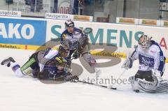 DEL - ERC Ingolstadt - Straubing Tigers - Derek Hahn wird vor dem Tor von den Beinen geholt. Torwart Jan Guryca blockt den Puck