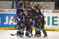 DEL - ERC Ingolstadt - Iserlohn Roosters - Michel Periard trifft zum 3:2 Sieg. Hinten jubelt Gawlik und Kris Sparre