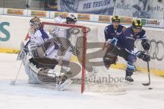 DEL - ERC Ingolstadt - Straubing Tigers - Joe Motzko umfährt mit Kris Sparre das Tor
