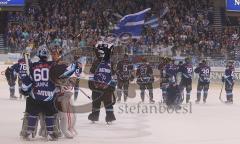 DEL - ERC Ingolstadt - Hannover Scorpions - 3:0 - Markus Janka und Pätzold unterhalten sich Fans Fahnen Team