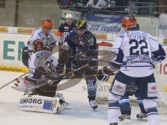 DEL - ERC Ingolstadt - Isrlohn Roosters - Kampf am Tor mitte Roland Mayr