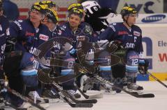 DEL - ERC Ingolstadt - Adler Mannheim - Das Team vor den Fans auf den Knien