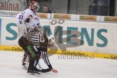 DEL - ERC Ingolstadt - Adler Mannheim - Fans werfen Leuchtstäbe aufs Eis. Schiedsrichter hebt auf